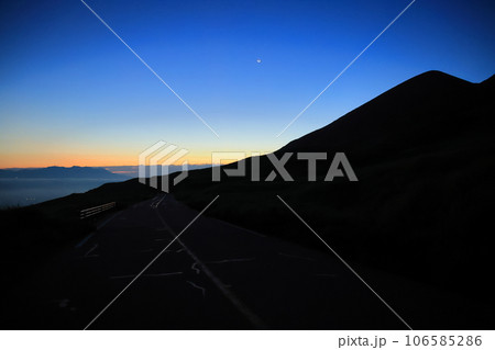 夜明け前の阿蘇、往生岳の稜線（阿蘇くじゅう国立公園） 106585286