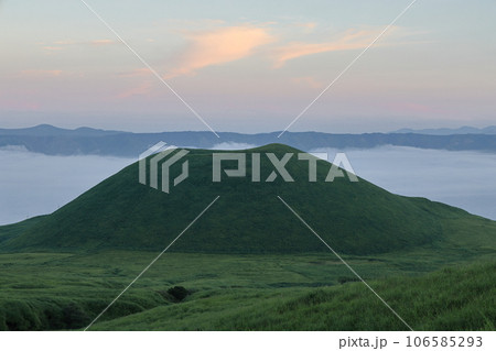 阿蘇、早朝の米塚と雲海(阿蘇くじゅう国立公園) 阿蘇、早朝の米塚と雲海(阿蘇くじゅう国立公園) 106585293