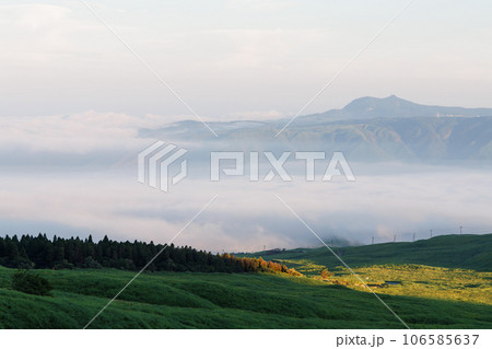 阿蘇、米塚ビューポイント付近からの早朝の風景 阿蘇、米塚ビューポイント付近からの早朝の風景 106585637