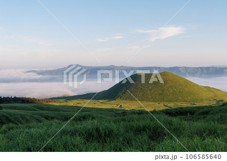 阿蘇、早朝の米塚と雲海(阿蘇くじゅう国立公園) 阿蘇、早朝の米塚と雲海(阿蘇くじゅう国立公園) 106585640