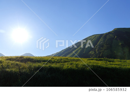 朝の太陽と杵島岳（阿蘇くじゅう国立公園） 106585932