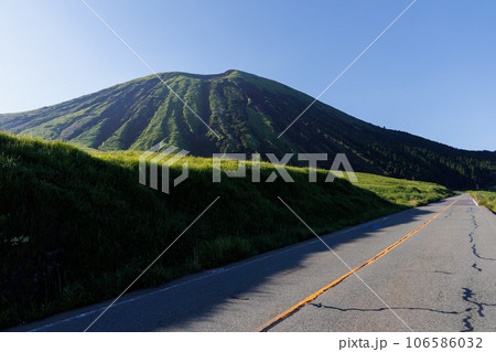 朝の杵島岳と県道111号（阿蘇くじゅう国立公園） 106586032