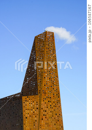 Waste incineration and recycling factory chimney in Roskilde, Denmark on blue sky background. 106587167