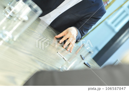 body language and gestures in management 106587847