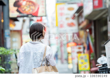 旅行をする女性 中華街で観光する女性 旅行をする女性 中華街で観光する女性 106590149