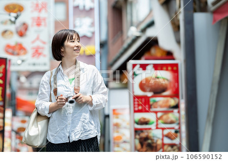 旅行をする女性　中華街で観光する女性 106590152