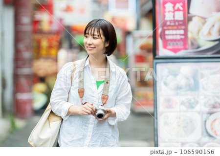 旅行をする女性　中華街で観光する女性 106590156