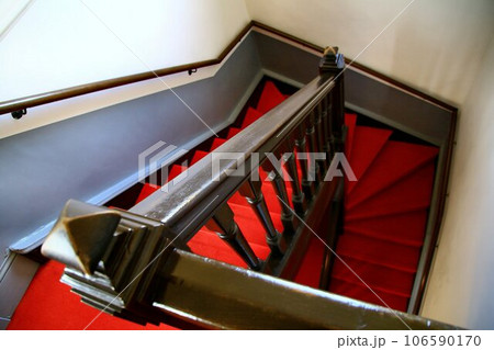 明治時代の建築様式を今に伝える… 赤絨毯の階段 106590170