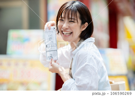 くじを引く女性 旅行をする女性 中華街で観光する女性 くじを引く女性 旅行をする女性 中華街で観光する女性 106590269