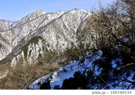 冬の丹沢山地　雪景色の塔ノ岳より望む蛭ヶ岳を望む 106590534