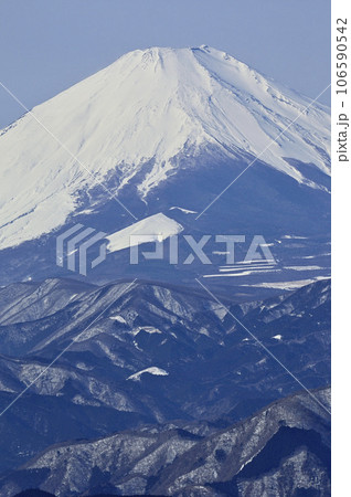 丹沢の塔ノ岳山頂より望む厳冬期の富士山 106590542