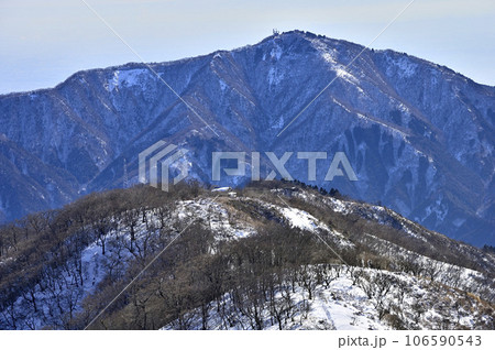 冬の丹沢山地　塔ノ岳山頂より雪化粧の大山を望む 106590543