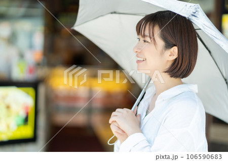 日傘をさす女性 旅行をする女性 中華街で観光する女性 日傘をさす女性 旅行をする女性 中華街で観光する女性 106590683