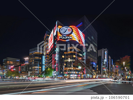 [東京・銀座] 東京ダウンタウン銀座スクランブル交差点に立つ不二家レストラン 数寄屋橋店の夜景。 106590701