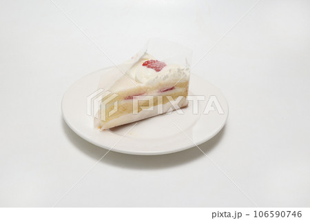 白背景のイチゴのショートケーキ 白背景のイチゴのショートケーキ 106590746