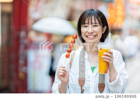 食べ歩きする女性 旅行をする女性 中華街で観光する女性 食べ歩きする女性 旅行をする女性 中華街で観光する女性 106590988