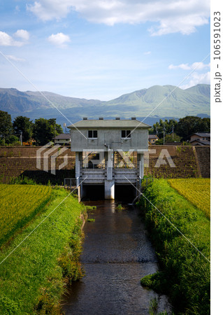 熊本県阿蘇市の田園風景 106591023