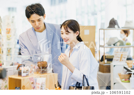 セレクトショップで買い物をするカップル 106591102