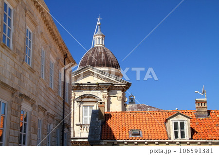 アドリア海の真珠と言われるクロアチアの世界文化遺産ドブロブニク　城壁からの旧市街の街並みと教会ドーム 106591381