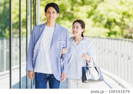旅先でむ観光を楽しむカップル 旅先でむ観光を楽しむカップル 106591679