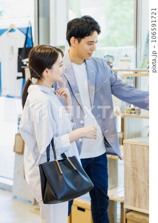 セレクトショップで買い物をするカップル セレクトショップで買い物をするカップル 106591721