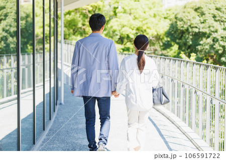 旅先でむ観光を楽しむカップル 106591722