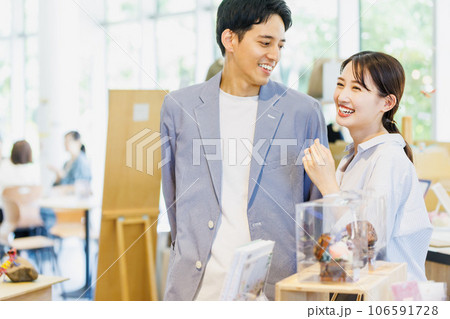 セレクトショップで買い物をするカップル 106591728