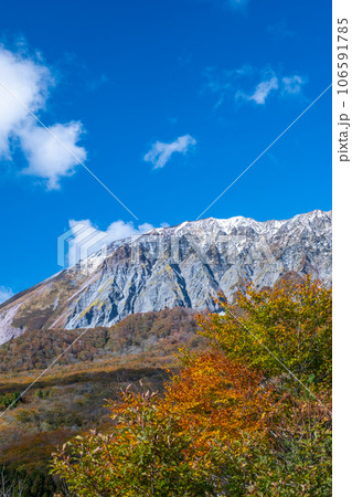 奥大山の紅葉と初雪 (鍵掛峠周辺) 奥大山の紅葉と初雪 (鍵掛峠周辺) 106591785