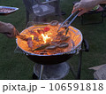 バーベキューをお庭で 106591818