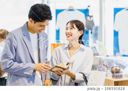セレクトショップで買い物をするカップル 106591828