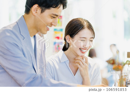 セレクトショップで買い物をするカップル セレクトショップで買い物をするカップル 106591853