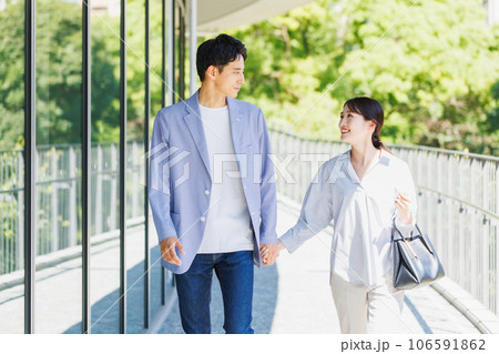 旅先でむ観光を楽しむカップル 旅先でむ観光を楽しむカップル 106591862