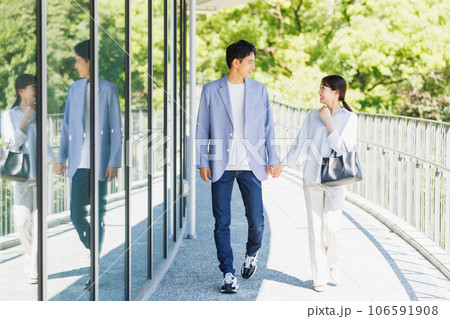 旅先でむ観光を楽しむカップル 106591908