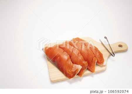 とげ抜きで骨抜き調理した銀鮭4枚 106592074