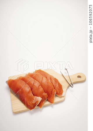 とげ抜きで骨抜き調理した銀鮭4枚 106592075