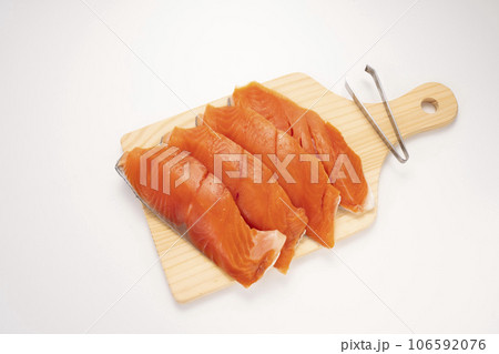 とげ抜きで骨抜き調理した銀鮭4枚 106592076