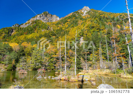 【秋素材】錦秋の上高地・明神池と明神岳【長野県】 106592778