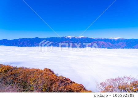 【雲海素材】秋の陣馬形山から眺める伊那谷の雲海【長野県】 106592888