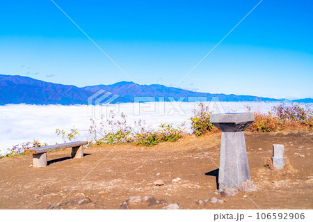 【雲海素材】秋の陣馬形山から眺める伊那谷の雲海【長野県】 106592906