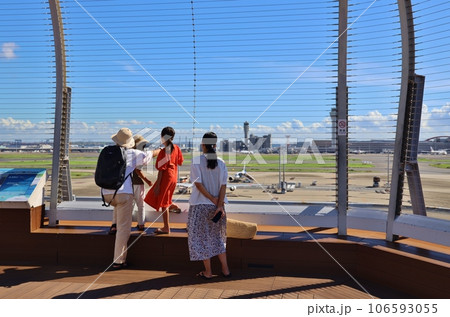 飛行機を眺める親子 106593055