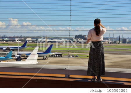 飛行機を眺める女性 106593093