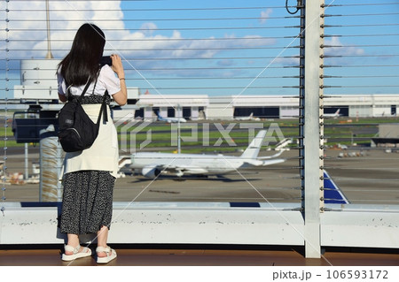 飛行機の写真を撮る女性 飛行機の写真を撮る女性 106593172