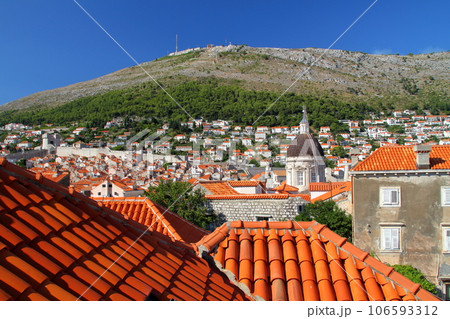 クロアチアの世界文化遺産、アドリア海の真珠ドブロブニク　城壁から望む旧市街の街並みとスルジ山 106593312