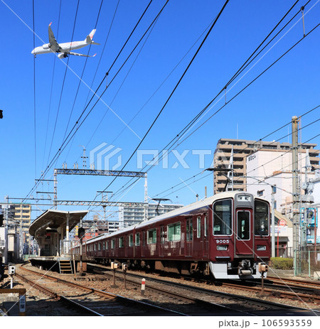 阪急宝塚線庄内駅の電車と飛行機 106593559