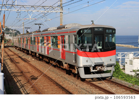 海をバックに滝の茶屋駅付近を走る山陽電鉄6000系 106593563