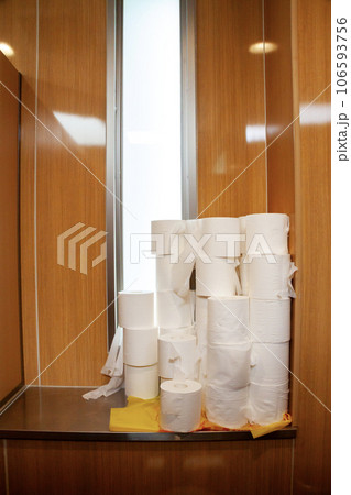 予備のトイレットペーパー 106593756