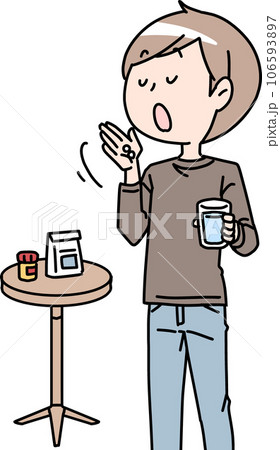 薬を飲む男性 薬を飲む男性 106593897