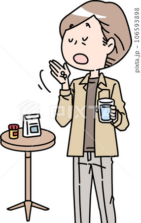 薬を飲むシニア男性 106593898