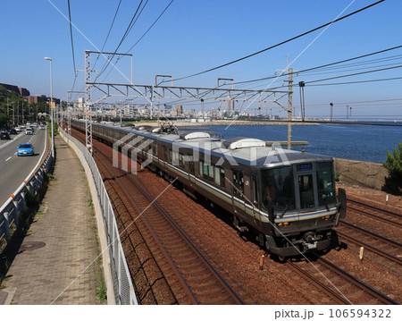 山陽本線　須磨海岸を走る223系新快速 106594322
