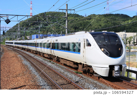 島本駅を通過する特急サンダーバード 106594327